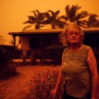 Nancy Allen, frente a su casa envuelta en el humo, los vientos y las ceniza de los incendios forestales en el sur de Australia. (4 de enero)