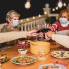 Un grupo de personas comparte una cena utilizando mascarillas. Fuente externa.