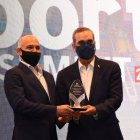 Ricardo Esteban de Halka Industrial recibe el premio de empresa Pyme de Adoexpo, le entrega el presidente de la República Luis Abinader.