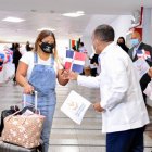 El director del Departamento Aeroportuario, Víctor Pichardo, da la bienvenida a una dominicana.