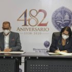 La rectora de la UASD, Emma Polanco Melo; y el ministro de MOPC, Deligne Ascensión Burgos, durante la firma del convenio.