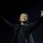 MADRID, 19/12/2020.-El cantante Raphael, durante el concierto para celebrar 60 años de carrera, esta noche en el Wizink Center de Madrid, que será el concierto más multitudinario del país desde que estalló la pandemia de covid-19.-EFE/Kiko Huesca