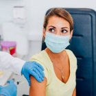 Si una persona es vacunada contra el COVID-19, ¿puede dejar de usar mascarillas?