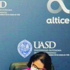 La Universidad Autónoma de Santo Domingo (UASD) y la empresa de telecomunicaciones Altice Dominicana firmaron este martes un acuerdo interinstitucional, con el fin de facilitar la conectividad a internet para los estudiantes, maestros y personal administrativo de la academia.
En un encuentro celebrado en en el Salón de Consejo de la Universidad. Autónoma de Santo Domingo,  la rectora, doctora Emma Polanco, firmó el documento, mientras que por Altice Dominicana lo hizo su presidenta, la señora Ana Figueiredo.   La rectora de la UASD, doctora Emma Polanco Melo y la presidente de Altice, Dominicana, señora Ana Figueiredo durante la firma  del acuerdo interinstitucional que dará facilidades para la conectividad a internet a profesores, estudiantes y empleados.  Hoy/Fuente Externa 20/10/20