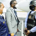 SANTO DOMINGO (REPÚBLICA DOMINICANA), 02/02/2021.- El titular de la Procuraduría Especializada de Persecución de la Corrupción Administrativa (Pepca), Wilson Camacho, lee los derechos a Argenis Contreras a su llegada al aeropuerto internacional de Las Américas, José Francisco Peña Gómez, procedente de Los Estados Unidos Santo Domingo el 02 de febrero de 2021, en Santo Domingo (República Dominicana).   Hoy/Fuente Externa 02/2/21