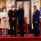 Luis Abinader coloca medalla a Edward Veras