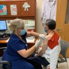 Amable Aristy Castro, al ser vacunado contra COVID-19. 