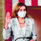 Washington (United States), 03/01/2021.- US Speaker of the House Nancy Pelosi administers the oath of office to members of the 117th House of Representatives after being re-elected as Speaker in Washington, DC, USA, 03 January 2021. (Estados Unidos) EFE/EPA/ERIN SCOTT / POOL