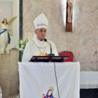 Monseñor Fredy Breton Martínez arzobispo de Santiago, realiza la homilía en la celebración del Día de la Virgen de la Altagracia.  
Feligreses escuchan la misa por megáfonos en las afueras del santuario. Hoy/ Wilson Aracena