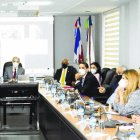 El Consejo Nacional de Seguridad Social (CNSS), autorizó de manera excepcional y transitoria la afiliación al Seguro Nacional de Salud (SeNaSa) a los trabajadores suspendidos que se encuentran adscritos al Fondo de Asistencia Solidaria al Empleado Extendido 
(FASE Extendido I),a partir del 1 de febrero del 2021. 
Mediante la resolución No. 514-03, establece que la afiliación al SeNaSa, se hará directamente como beneficiarios del Seguro Familiar de Salud (SFS) del Régimen Subsidiado.   Reunión del Consejo Nacional de Seguridad Social. ARCHIVO.    Hoy/04/2/21