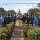 El vicerrector Administrativo de la UASD, Pablo Valdez, encabezó la ofrenda floral en el busto de Francisco del Rosario Sànchez. (Fuente externa).