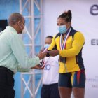 El ex ministro de Deportes Felipe Payano premia a la colombiana Mercedes Pérez, medallista en 64 kilogramos.