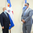 Ministro Vásquez Martínez (derecha) y nuevo consultor jurídico. (Fuente externa).