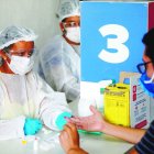 ACOMPAÑA CRÓNICA: BRASIL CORONAVIRUS - AME1469. RIO DE JANEIRO (BRASIL), 15/10/2020.- Un hombre se toma una prueba para coronavirus en la favela da Maré el 13 de octubre de 2020, en Rio de Janeiro (Brasil). Las calles volvieron a su dinámica en Maré. En medio de un comercio atiborrado y de la congestión del tráfico, este complejo de favelas en Río de Janeiro vive en plena pandemia una "nueva normalidad". Pobreza y violencia permanecen, pero la solidaridad es ahora más visible. Pese al evidente abandono del Estado en una comunidad en la que impera la pobreza y donde la precariedad de servicios esenciales como la salud, el saneamiento básico y la seguridad son el pan de cada día, la gente del "Complexo da Maré" no se rinde ante los retos que impone la covid-19. EFE/ Fabio Motta