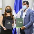 Gloria Reyes, directora general de Progresando con Solidaridad, y Luis Maisichell, administrador de la Lotería Nacional.