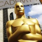 ARCHIVO - En esta foto del 21 de febrero de 2015, una estatua del Oscar afuera del Teatro Dolby para la 87ma entrega anual de los Premios de la Academia en Los Angeles. La 93ra edición de los Oscar será el 25 de abril de 2021. (Foto por Matt Sayles/Invision/AP, Archivo)