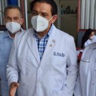 Mientras se encontraba inspeccionando varios centros de vacunación en esta ciudad, elogió la asistencia masiva de adultos y menores de edad al Gran Teatro del Cibao y al Parque Central, ubicado en la avenida Bartolomé Colón, de aquí. Otro centro de vacunación que está abierto al público es en Plaza Lama, de la avenida 27 de Febrero. (Fuente externa).