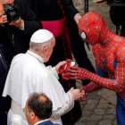El Hombre Araña regala su máscara al papa Francisco al final de la audiencia general semanal en el patio de San Dámaso, Vaticano, miércoles 23 de junio de 2021. El hombre disfrazado ayuda a niños enfermos en los hospitales. 