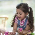 girl_playing_with_blocks