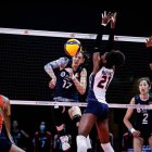 Yonkaira Peña, de la República Dominicana, ante un bloqueo bien alto de China, trata de lograr un potente remate este domingo en la Liga de Naciones.