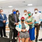 Tony Peña junto a funcionarios y pacientes (1) (1)