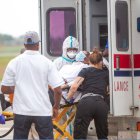 El exmandatario llegó en camilla y con una bombona de oxígeno. EFE