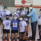 Las jugadoras del Club Deportivo Naco son premiadas con el trofeo de subcampeona y medallas del Torneo de Voleibol Infantil del Distrito Nacional.