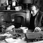 celine_con_loro_y_jaula_072b1bcf3e1ea687fe820c91b803a1c5