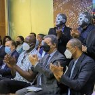 El presidente de la Fuerza del Pueblo, el doctor Leonel Fernández, junto al grupo de inmortales del deporte y otros deportistas en la juramentación de este jueves.