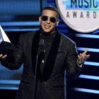 ARCHIVO - En esta foto del 25 de octubre de 2018, Daddy Yankee recibe el premio al artista masculino favorito en los Latin American Music Awards, en el Teatro Dolby en Los Angeles. Daddy Yankee, Karol G y Nicky Jam encabezarán la Semana de la Música Latina de Billboard, prevista del 20 al 24 de septiembre de 2021 en Miami, anunció Billboard el jueves. (Foto por Chris Pizzello/Invision/AP, Archivo)