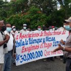 Productores de cebolla de Palenque y Baní que montaron un piquete frente al Ministerio de  Agricultura.  