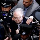 El sacerdote chileno Fernando Karadima rodeado por los medios mientras abandona el edificio de la Corte Suprema en Santiago de Chile. Reuters