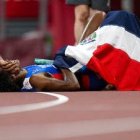 La dominicana Marileidy Paulino reacciona tras lograr la plata en los 400 metros en los Juegos de Tokio, el 6 de agosto de 2021, en Tokio. (AP Foto/Petr David Josek)