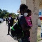 Funcionarios federales y locales dijeron que hasta el viernes no quedaban migrantes .