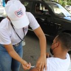 Personas acuden tras su tarjeta.    Duany Núñez.