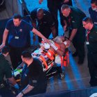 El boxeador dominicano Lenin Castillo fue sacado del ring en camilla.