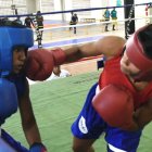 Hilary Carrera, de azul, en el combate ante la ecuatoriana Kelly Delgado, en los 69 kilogramos.