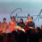 La diseñadora Giannina Azar en el cierre del desfile