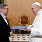 Vatican City (Vatican City State (holy See)), 23/09/2021.- A handout picture provided by the Vatican Media shows Pope Francis receiving the credential letters from new ambassador to the Holy See Luis Emilio Montalvo of the Dominican Republic in Vatican, 23 September 2021. (Papa, República Dominicana, Santa Sede) EFE/EPA/VATICAN MEDIA HANDOUT HANDOUT EDITORIAL USE ONLY/NO SALES