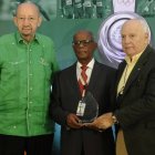 Atilio de Frías y Gonzalo Mejía premian a César Del Monte y Consuegra  (Hoy/Carlos Alonzo)