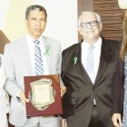 Doctor Geomar Figueroa recibe reconocimiento para  Plaza de la Salud por parte de Fernando Morales.