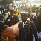 ARCHIVO - Policías cargan el féretro del presidenre haitiano asesinado Jovenel Moise al inicio del funeral en su hogar familiar en Cap-Haitien, Haití, 23 de julio de 2021. Las autoridades turcas decretaron la prisión preventiva por 40 días de un hombre considerado sospechoso del asesinato del presidente haitiano Jovenel Moise y lo encarcelaron en Estambul, informó la agencia noticiosa estatal turca el martes 16 de noviembre de 2021. (AP Foto/Matias Delacroix, File)