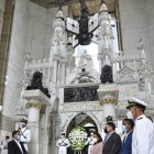 Ofrenda floral depositada ante restos de Cristóbal Colón, conquistador de América.  Pablo matos.