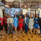 Clientes-de-la-FDD-ganadores-Premios-BCIE-junto-a-representantes-de-la-institucion.-1