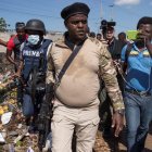 Líder de mayor banda de Haití convoca prensa durante un recorrido por Puerto Príncipe
