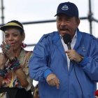 El presidente de Nicaragua, Daniel Ortega, habla a sus seguidores junto a su esposa y la vicepresidenta Rosario Murillo, en Managua, Nicaragua, el miércoles 29 de agosto de 2018. (AP Foto/Alfredo Zuniga)