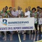 Fernando Geraldino, ejecutivo de Seaboard, entrega la copa de campeón junto a Roberto Ramírez