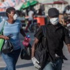Ciudadanos haitianos utilizando mascarillas.