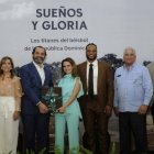 Paul Duvergé, recibe su premio de  Dichens Salcedo.