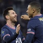 Kylian Mbappe (centro) del Paris Saint-Germain celebra con Lionel Messi tras marcar un gol ante Mónaco en la liga francesa, el domingo 12 de diciembre de 2021. (AP Foto/Christophe Ena)